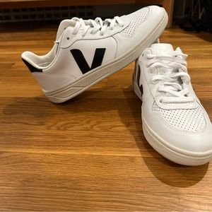 Brand new men’s Veja’s